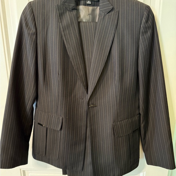 Kasper Blue and Tan Suit Classic Elegance - Picture 1 of 8